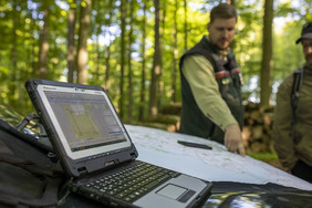 Wie der Dackel zum Förster,...  Heutzutage ist der Laptop ein obligatorischer Begleiter für im Forst Schaffende. Der Digitalisierung im Wald gilt ein besonderes Augenmerk der Forstwirtschaft.
Foto: Axel Schmidt
www.axelschmidt.net