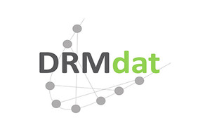 Das Logo von DRMdat lehnt sich an den vielen Stationen der Holzbereitstellungskette an. Quelle: KWF e. V.